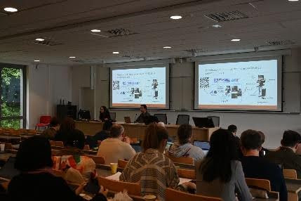 Salle de congrès avec un public qui écoute une conférence sur la formation en odontologie