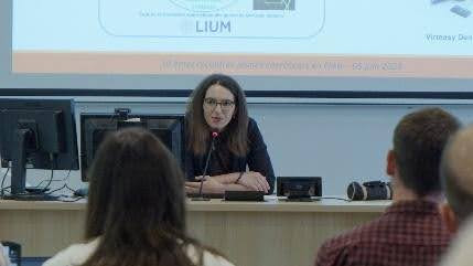 Valériane Loison parlant lors d'une conférence sur l'évolution de la formation odontologique