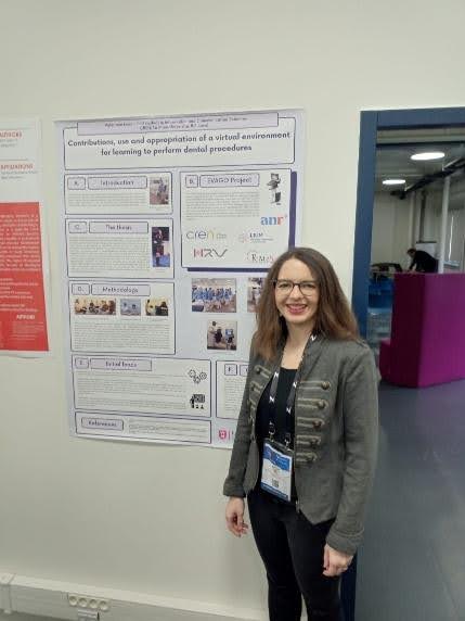 Valériane Loison devant un poster scientifique sur l'apprentissage en odontologie